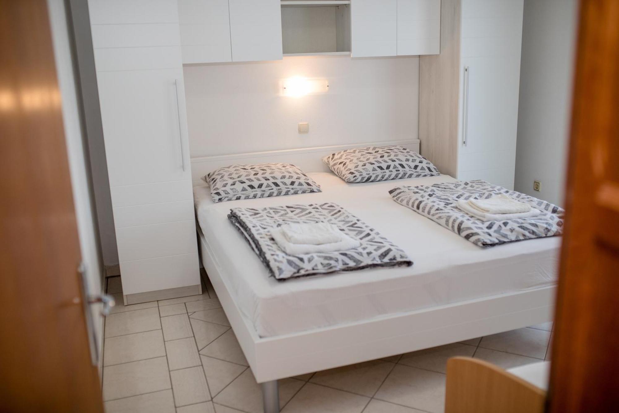 Apartments And Rooms By The Sea Supetarska Draga - Gornja, Rab - 11579 Szoba fotó