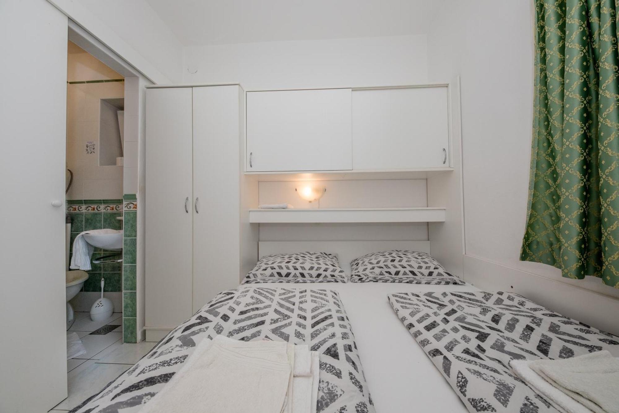 Apartments And Rooms By The Sea Supetarska Draga - Gornja, Rab - 11579 Szoba fotó