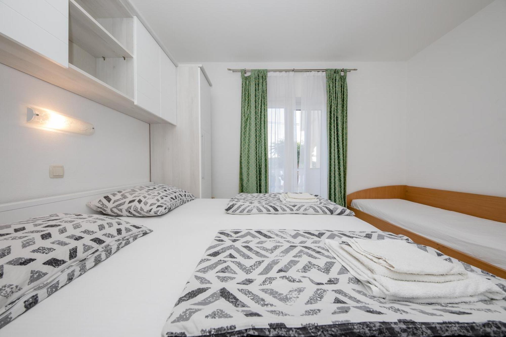 Apartments And Rooms By The Sea Supetarska Draga - Gornja, Rab - 11579 Szoba fotó