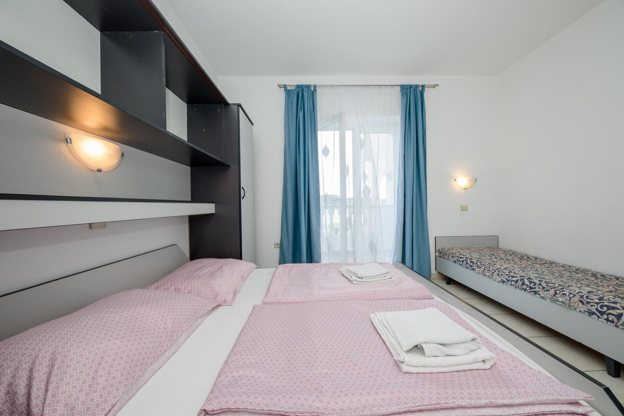 Apartments And Rooms By The Sea Supetarska Draga - Gornja, Rab - 11579 Szoba fotó