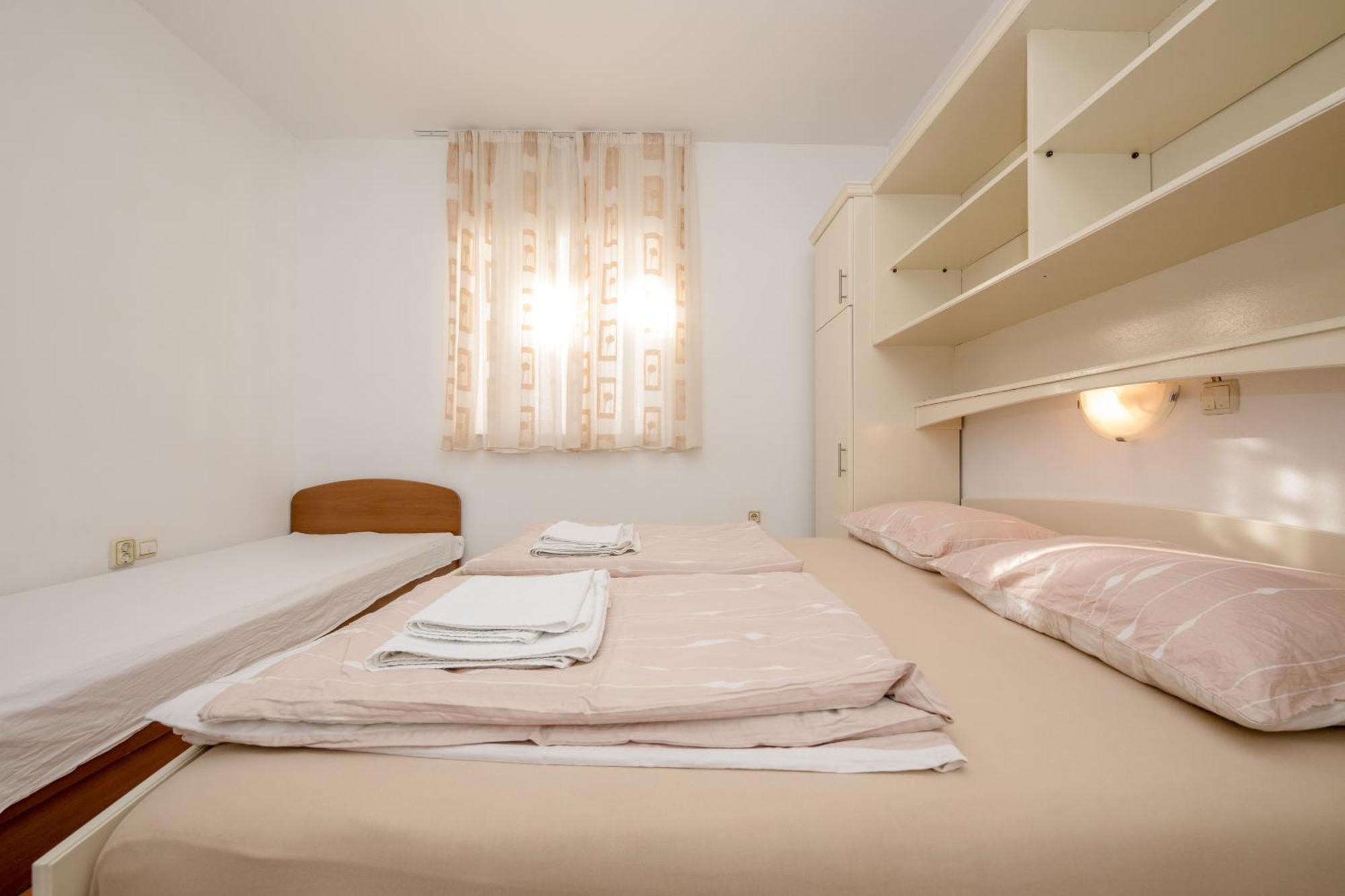 Apartments And Rooms By The Sea Supetarska Draga - Gornja, Rab - 11579 Szoba fotó